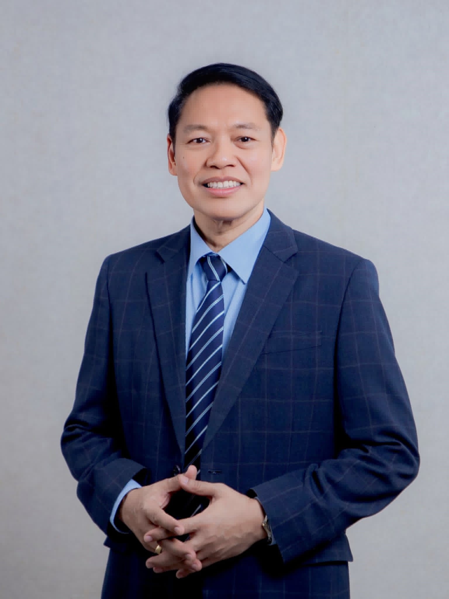ประจักร์  รอดอาวุธ